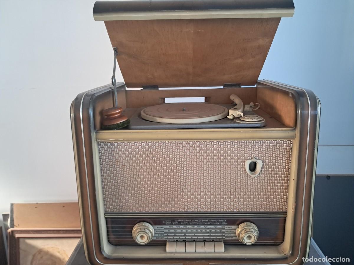 Radios de v&aacute;lvulas: Radio tocadiscos antiguo mas lote de discos