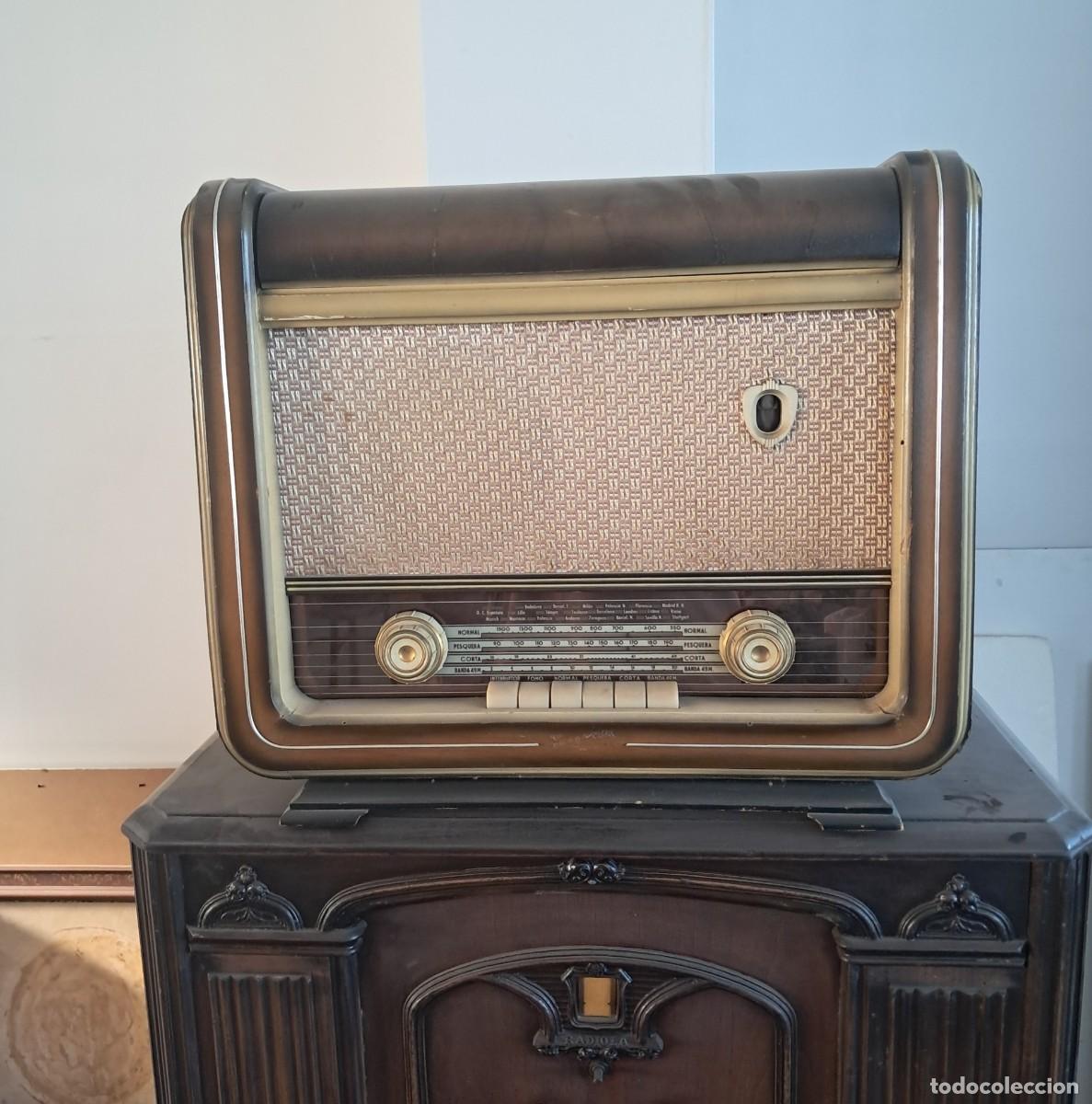 Radios de v&aacute;lvulas: Radio tocadiscos antiguo mas lote de discos - Foto 2