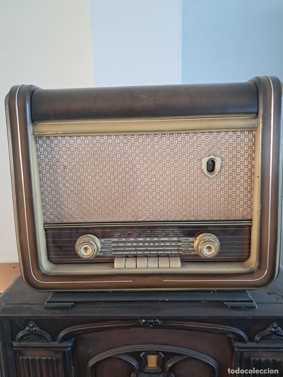 Radios de v&aacute;lvulas: Radio tocadiscos antiguo mas lote de discos - Foto 3