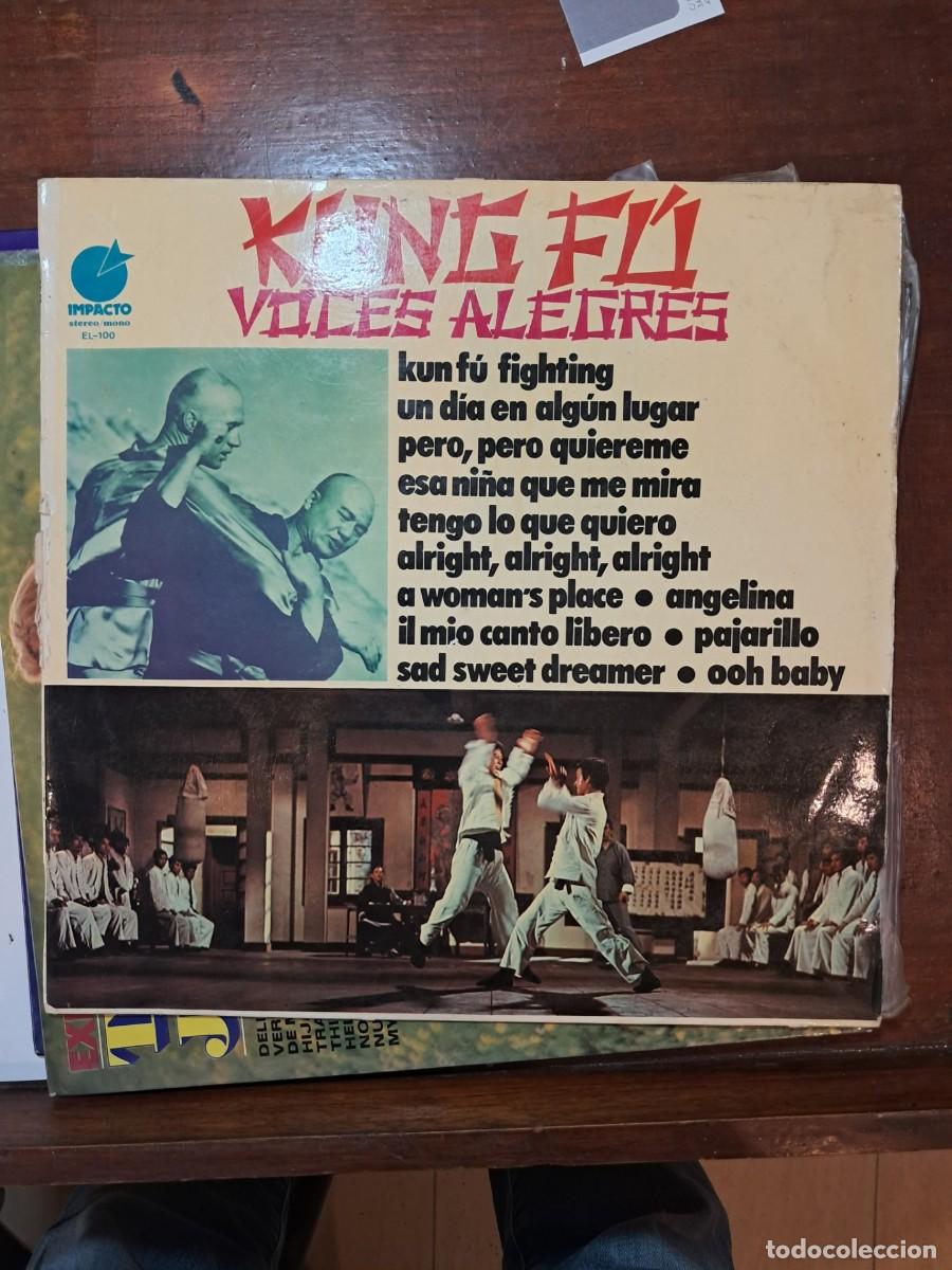 Radios de v&aacute;lvulas: Radio tocadiscos antiguo mas lote de discos - Foto 11