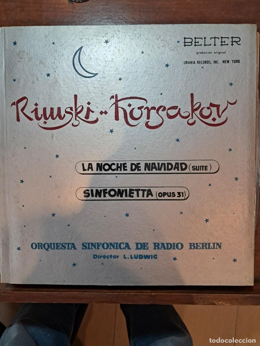 Radios de v&aacute;lvulas: Radio tocadiscos antiguo mas lote de discos - Foto 12