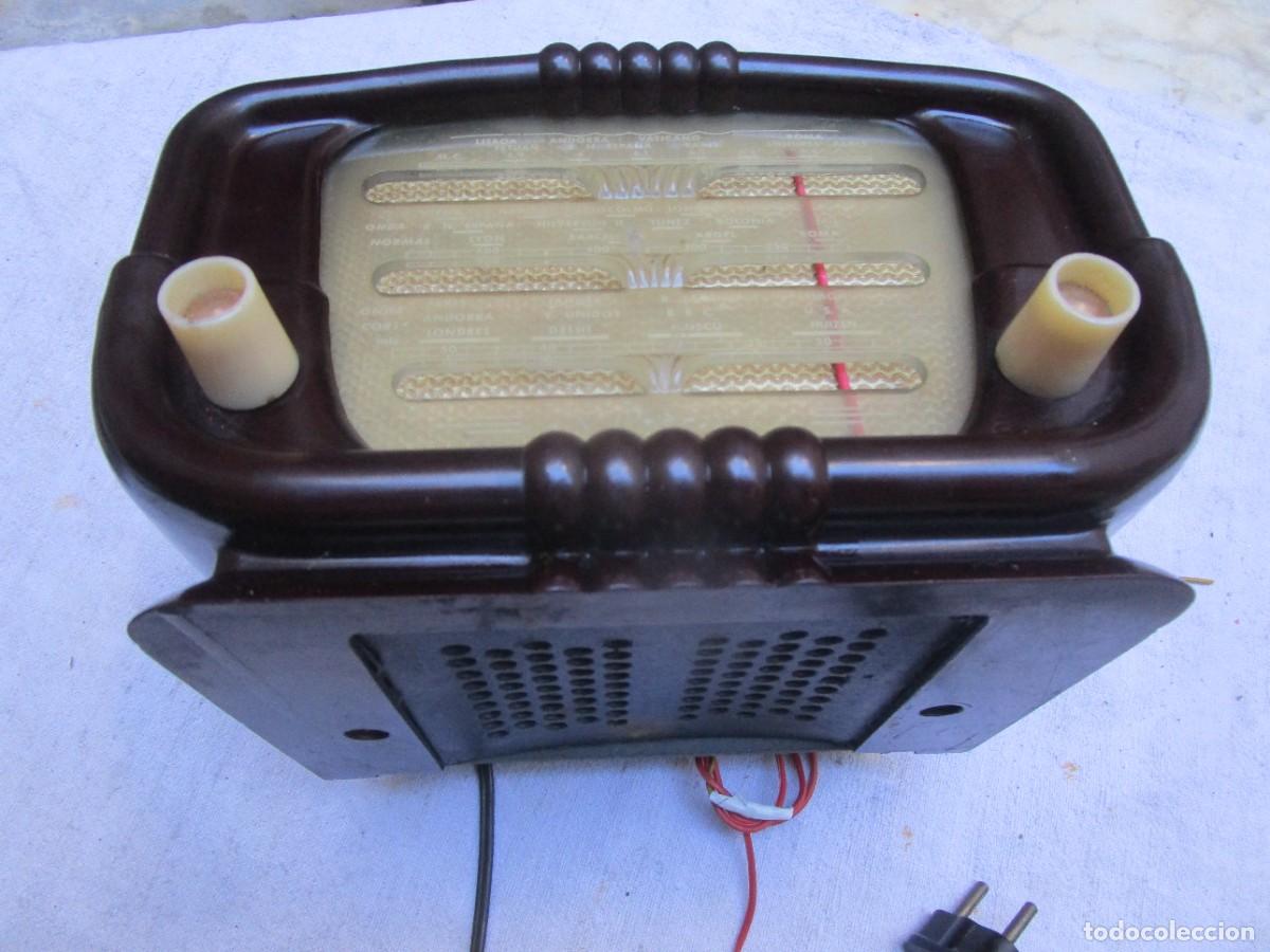 Radios de v&aacute;lvulas: SINGULAR RADIO A VALVULAS - BAKELITA 1940/50, FUNCIONANDO, 4 VALVULAS - LIMPIA COMPLETA SIN ROTURAS.