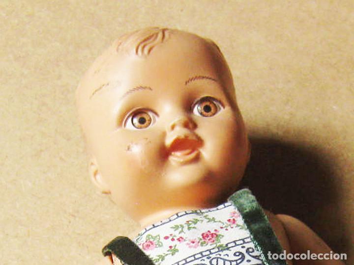 Reediciones mu&ntilde;ecas espa&ntilde;olas: MU&Ntilde;ECA O MU&Ntilde;ECO DE PL&Aacute;STISO TIPO CELULOIDE DE ARTE MADRID 1996 - Foto 2