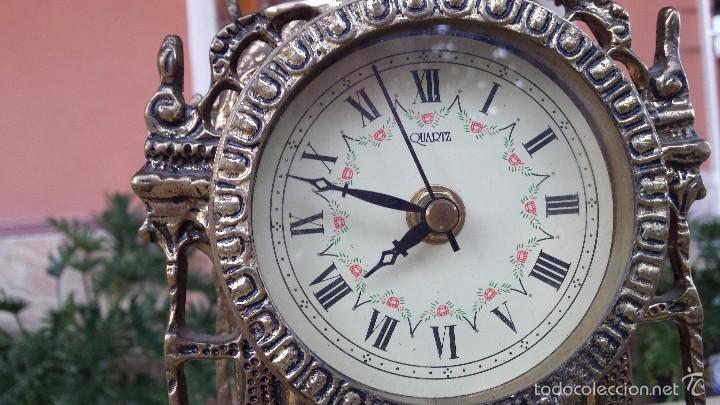 Relojes autom&aacute;ticos: antiguo reloj de bronce, - Foto 3