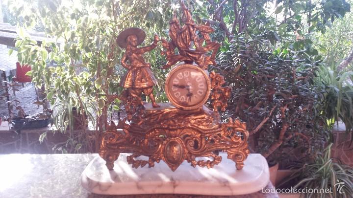 Relojes autom&aacute;ticos: antiguo reloj de bronce con pie de marmol - Foto 1