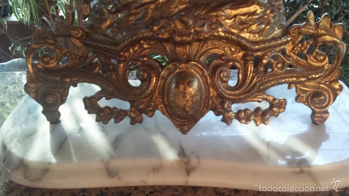Relojes autom&aacute;ticos: antiguo reloj de bronce con pie de marmol - Foto 2