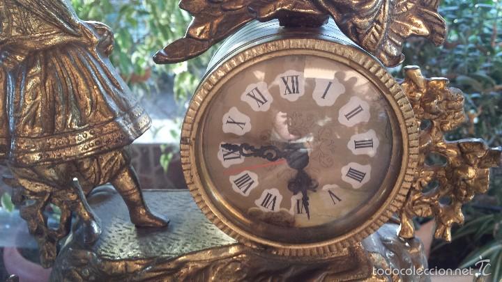 Relojes autom&aacute;ticos: antiguo reloj de bronce con pie de marmol - Foto 3
