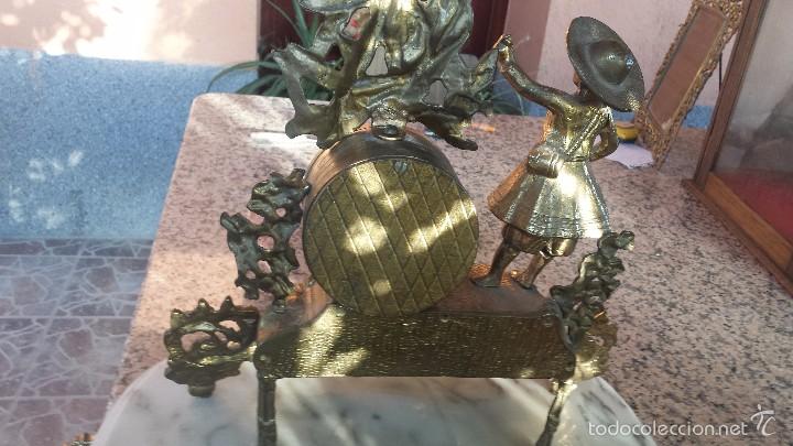 Relojes autom&aacute;ticos: antiguo reloj de bronce con pie de marmol - Foto 6