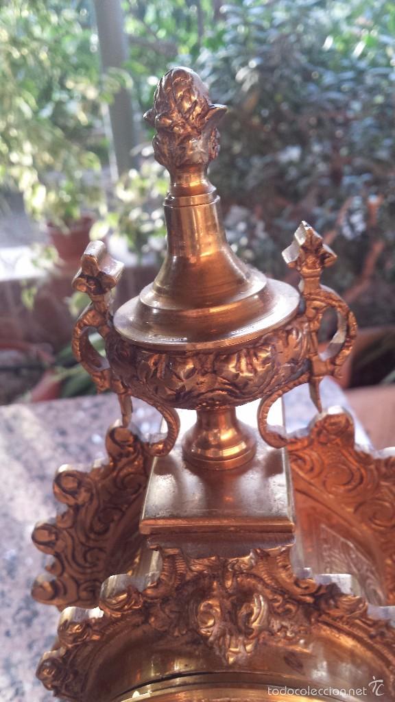 Relojes autom&aacute;ticos: antiguo reloj de bronce. - Foto 4
