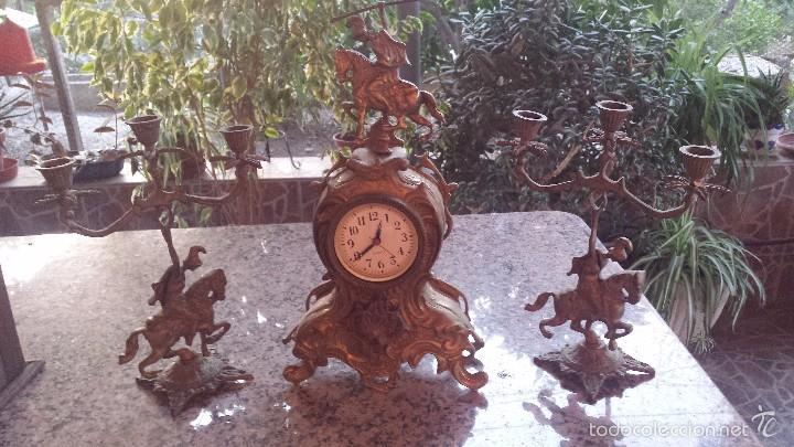 Relojes autom&aacute;ticos: antiguo reloj de bronce y dos candelabros - Foto 1