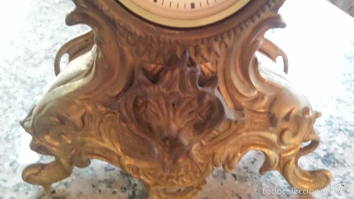 Relojes automáticos: antiguo reloj de bronce y dos candelabros - Foto 5 - 59936187