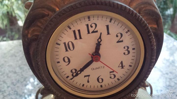 Relojes autom&aacute;ticos: antiguo reloj de bronce y dos candelabros - Foto 6