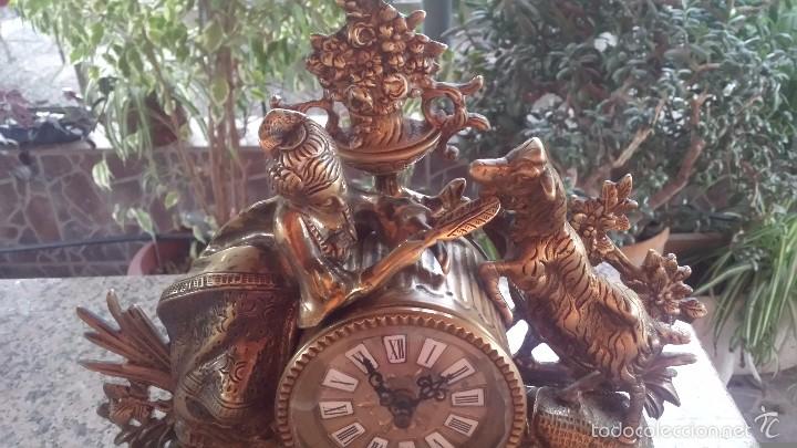 Relojes autom&aacute;ticos: antiguo reloj de bronce, - Foto 3