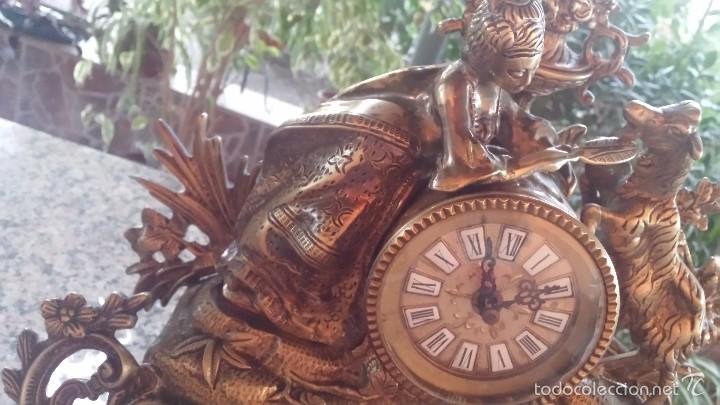 Relojes autom&aacute;ticos: antiguo reloj de bronce, - Foto 5