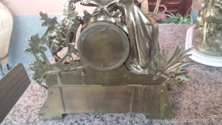 Relojes autom&aacute;ticos: antiguo reloj de bronce, - Foto 6