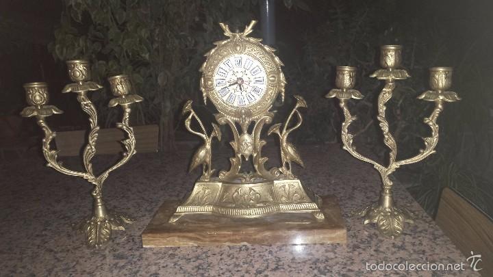 Relojes autom&aacute;ticos: antiguo reloj y dos cadelabros de bronce y base marmol - Foto 1