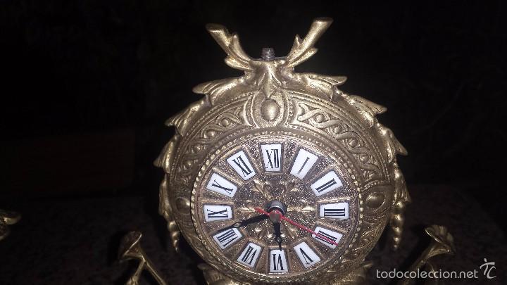 Relojes autom&aacute;ticos: antiguo reloj y dos cadelabros de bronce y base marmol - Foto 3