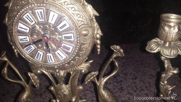 Relojes autom&aacute;ticos: antiguo reloj y dos cadelabros de bronce y base marmol - Foto 4
