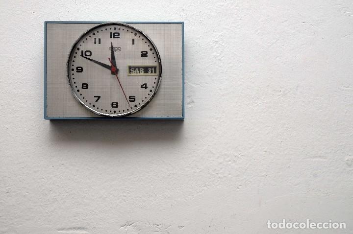 Relojes autom&aacute;ticos: reloj de pared con calendario - Foto 9