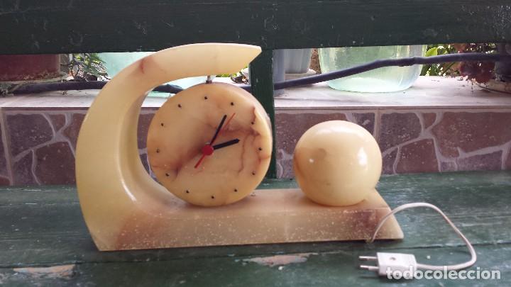 Relojes autom&aacute;ticos: antiguo reloj de  alabastro, con iluminacion - Foto 1