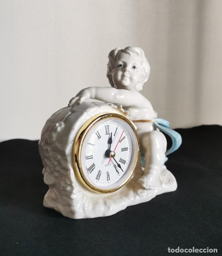 Relojes autom&aacute;ticos: RELOJ CON QUERUBIN DE PORCELANA DE ALGORA - Foto 1