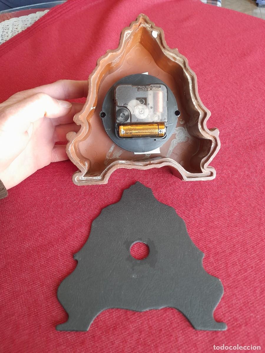 Relojes autom&aacute;ticos: Reloj de pl&aacute;stico estilo Luis XV a pilas - Foto 6