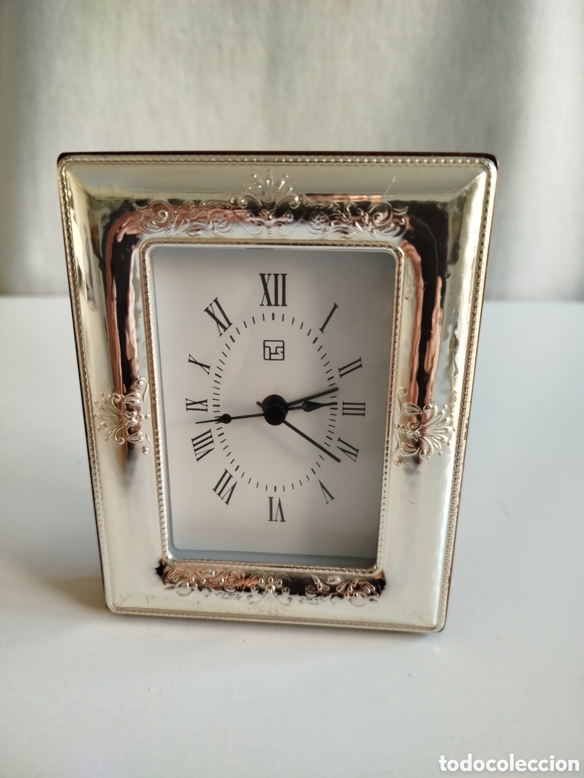 Relojes autom&aacute;ticos: Reloj de sobremesa de plata y trasera de madera - Foto 1