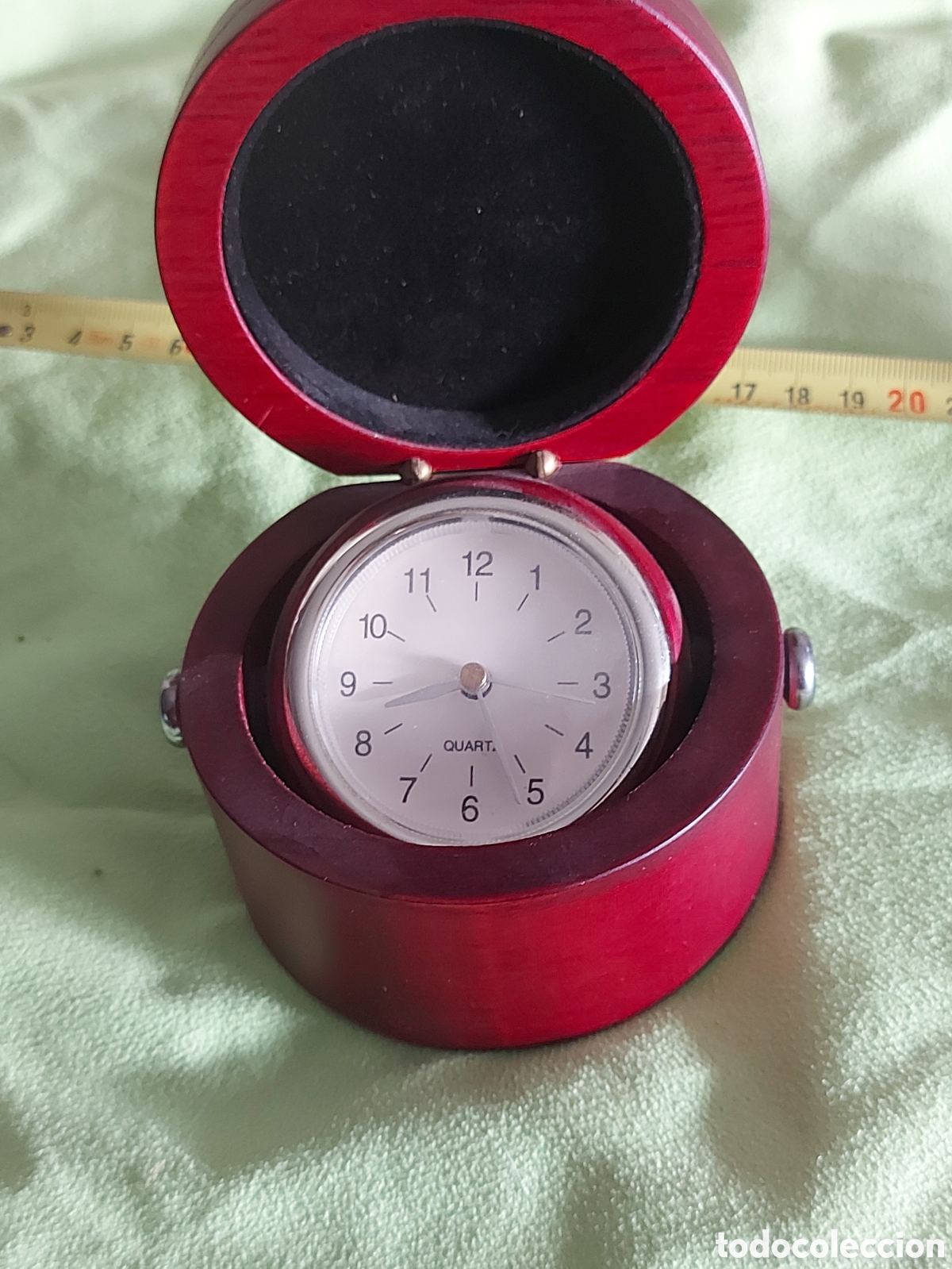 Relojes autom&aacute;ticos: RELOJ A PILAS EN CAJA DE MADERA FUNCIONA. BONITO - Foto 1