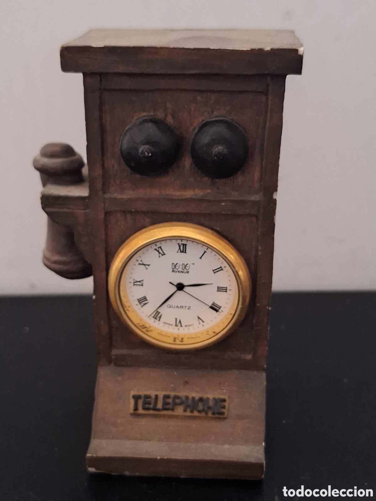 Rel&oacute;gios autom&aacute;ticos: Reloj telefino antiguo en miniatura de mesa