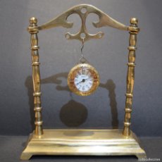 Relojes de bolsillo: RELOJ DE BOLSILLO DE CARGA MANUAL CON RELOJERA EN BRONCE. Lote 377183064