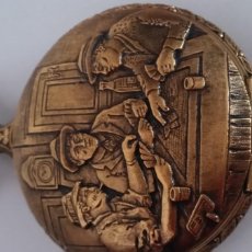 Relojes de bolsillo: RELOG DE BOLSILLO QUARZ HECHO EM METAL DORADO DIBUROS EN RELEVO MADE SWISSE
