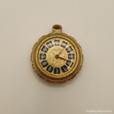 Relojes de bolsillo: RELOJ COLGANTE SABONETA ANTIGUO PIERRE LAO DE CUERDA BAÑADO EN ORO DE LEY CON BELLOS GRABADOS.. Lote 392189084