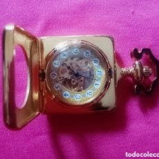 Relojes de bolsillo: ORIGINAL RELOJ MECÁNICO DE BOLSILLO DORADO CON TAPA, GEOMÉTRICO CUADRADO. DE CUERDA 3,3CM MUY BONITO