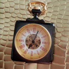 Relojes de bolsillo: ORIGINAL RELOJ MECÁNICO DE BOLSILLO. DE CUERDA CUADRADO COLOR CHOCOLATE Y DORADO 4,5CM. MUY BONITO
