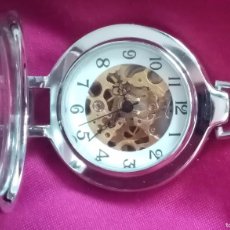 Relojes de bolsillo: ORIGINAL RELOJ DE BOLSILLO MECÁNICO DE CUERDA PLATEADO CON TAPA TRANSPARENTE. 4CM DIÁM. MUY BONITO