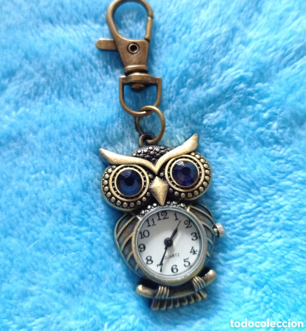 Relojes de bolsillo: Original reloj de bolsillo llavero con forma de peque&ntilde;o b&uacute;ho de ojos azules color oro viejo 4,4cm A.