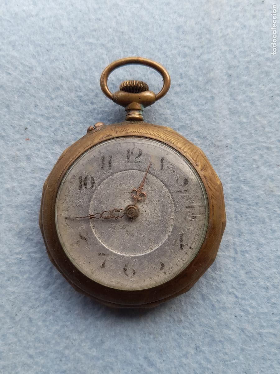Relojes de bolsillo: Reloj de Bolsillo Antiguo. Con caja de metal decorada.