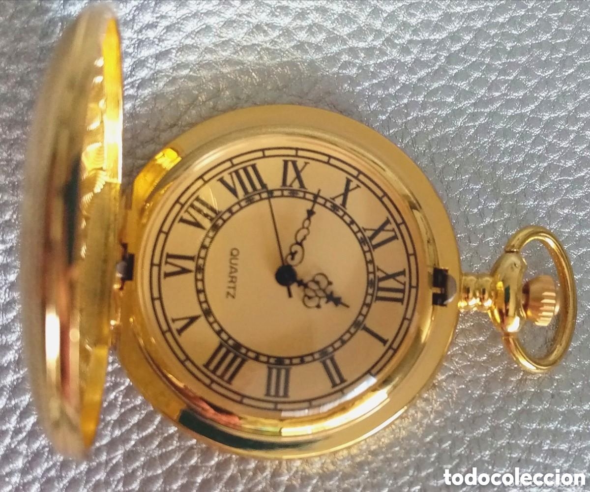 Relojes de bolsillo: Original reloj de bolsillo de carga manual con tapa. Color dorado y crema. 4,5cm di&aacute;m. (Pila incluid