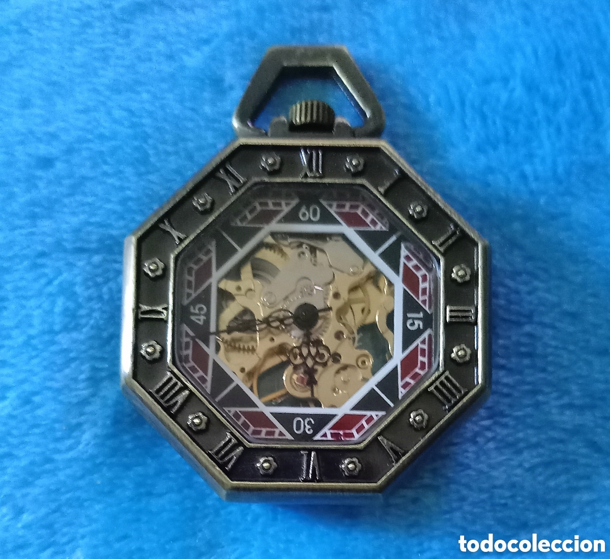 Relojes de bolsillo: Original reloj de bolsillo mec&aacute;nico, de cuerda Hexagonal color oro viejo, rojo y negro. 4cm ancho. M