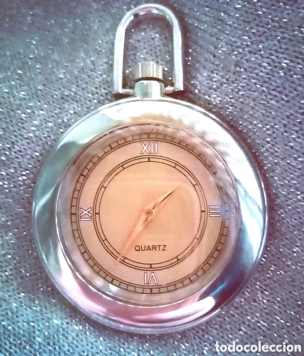 Relojes de bolsillo: Original reloj de bolsillo de carga manual, plateado y amarillo verdoso. 3,8cm di&aacute;m. Muy bonito (Pil
