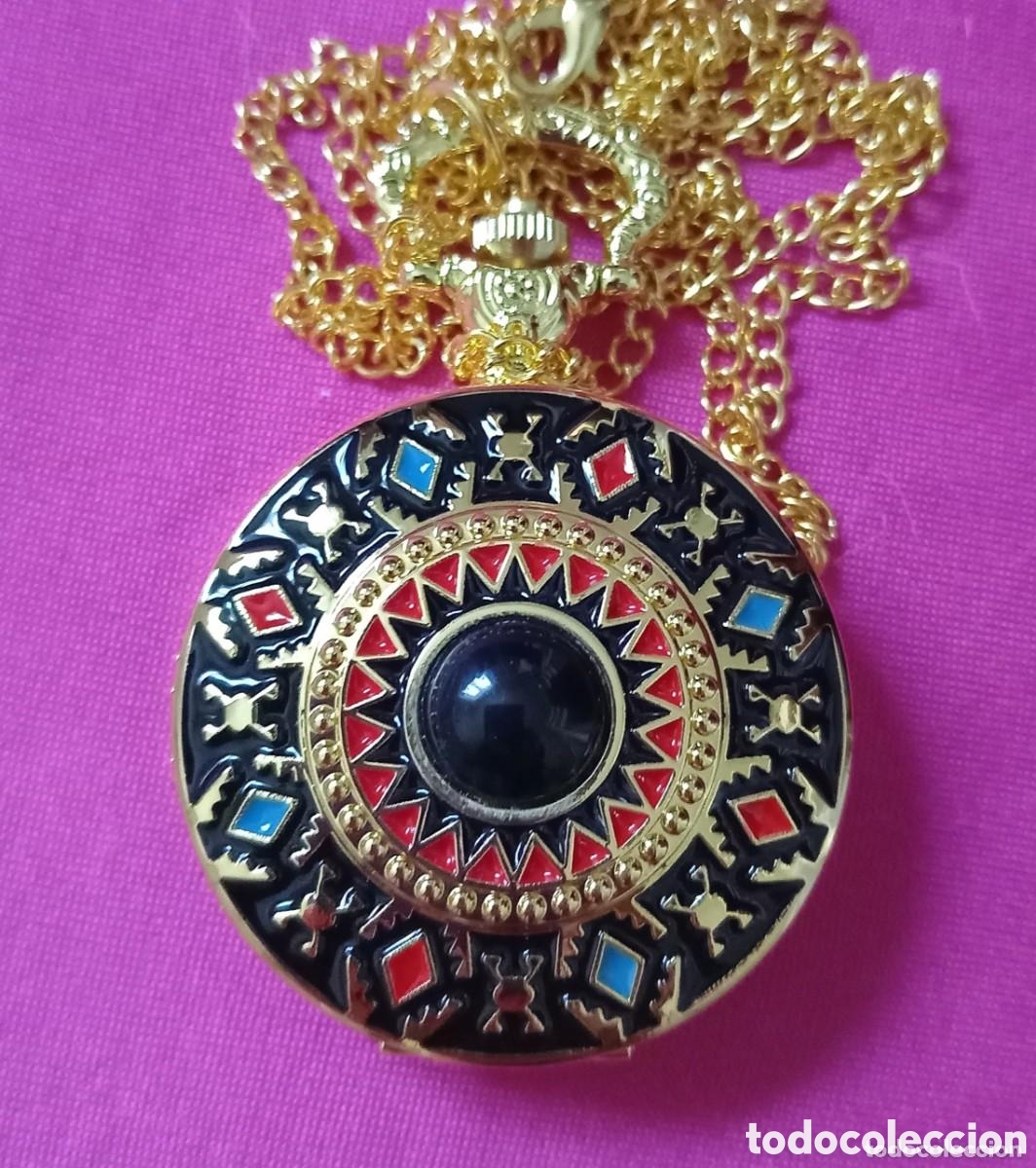 Relojes de bolsillo: Original reloj de bolsillo de carga manual dorado con tapa, grabados y perla sint&eacute;tica negra. 4,5cm