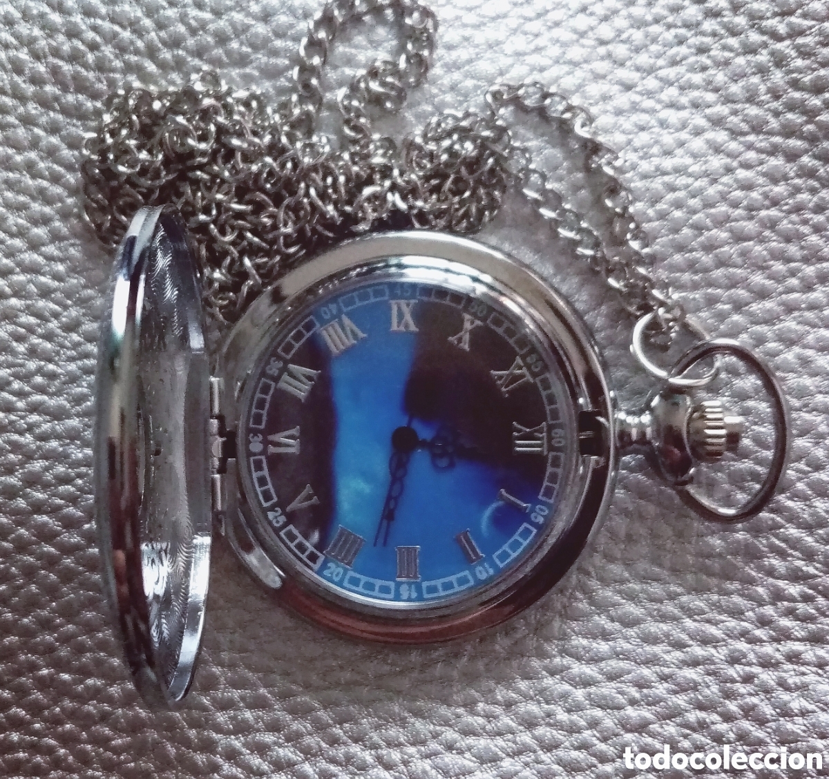 Relojes de bolsillo: Original reloj de bolsillo de carga manual con tapa filigrana, plateado y azul 4,5cm di&aacute;m (Cadena y