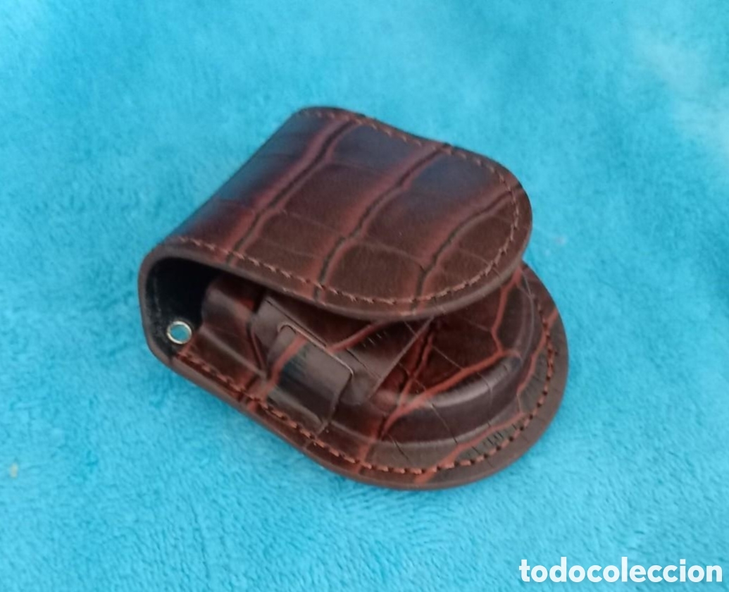 Relojes de bolsillo: Original funda, cartera de reloj de bolsillo. Granate, Burdeos. Simil cuero. 7,5cm x 6,5cm. Muy boni