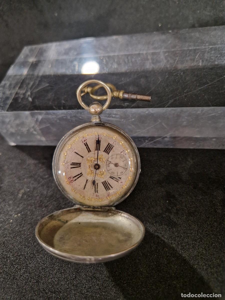 Relojes de bolsillo: Reloj de bolsillo de plata funciona con su llave.