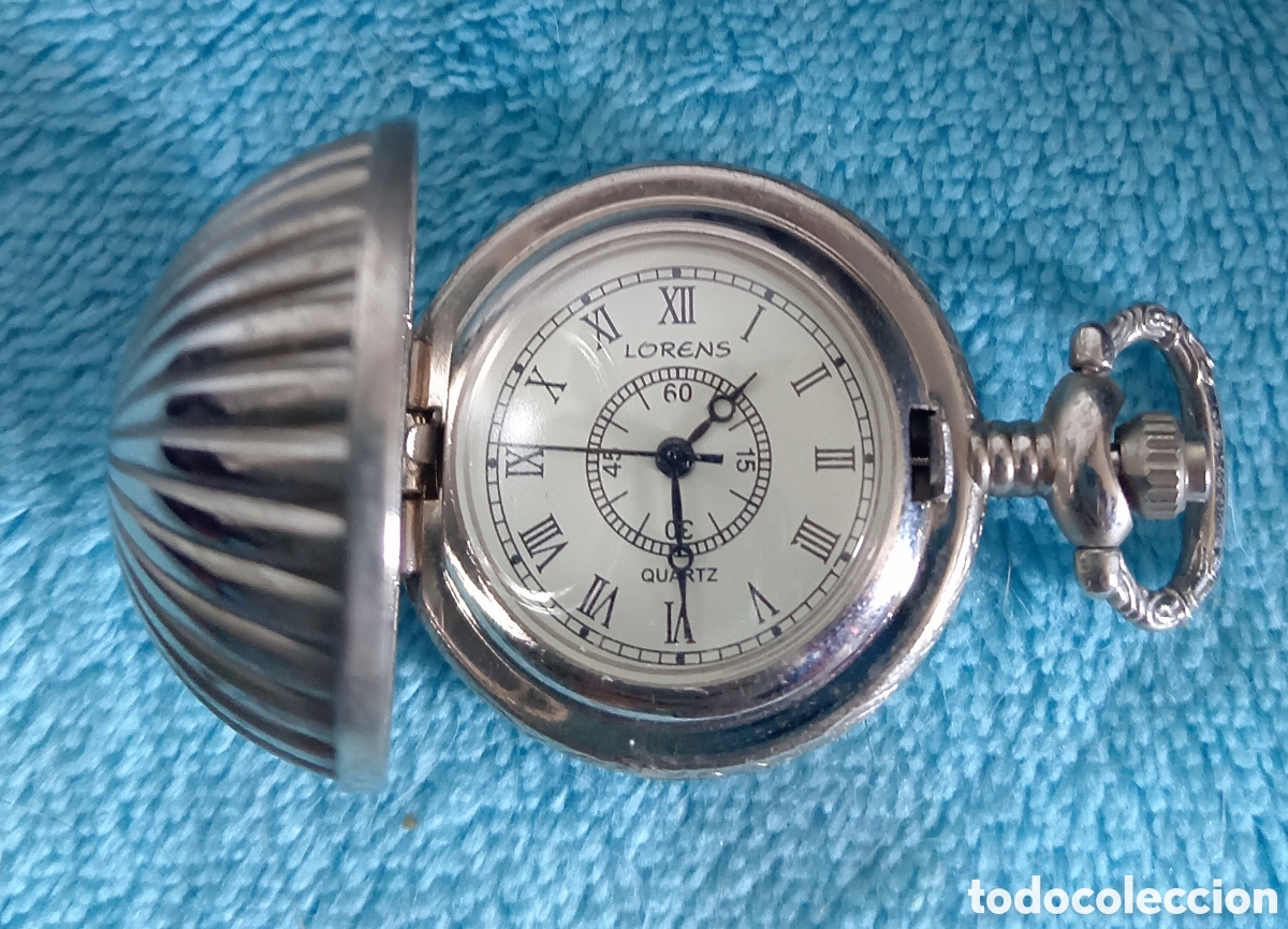 Relojes de bolsillo: Original reloj de bolsillo plateado con forma de concha min&uacute;sculo