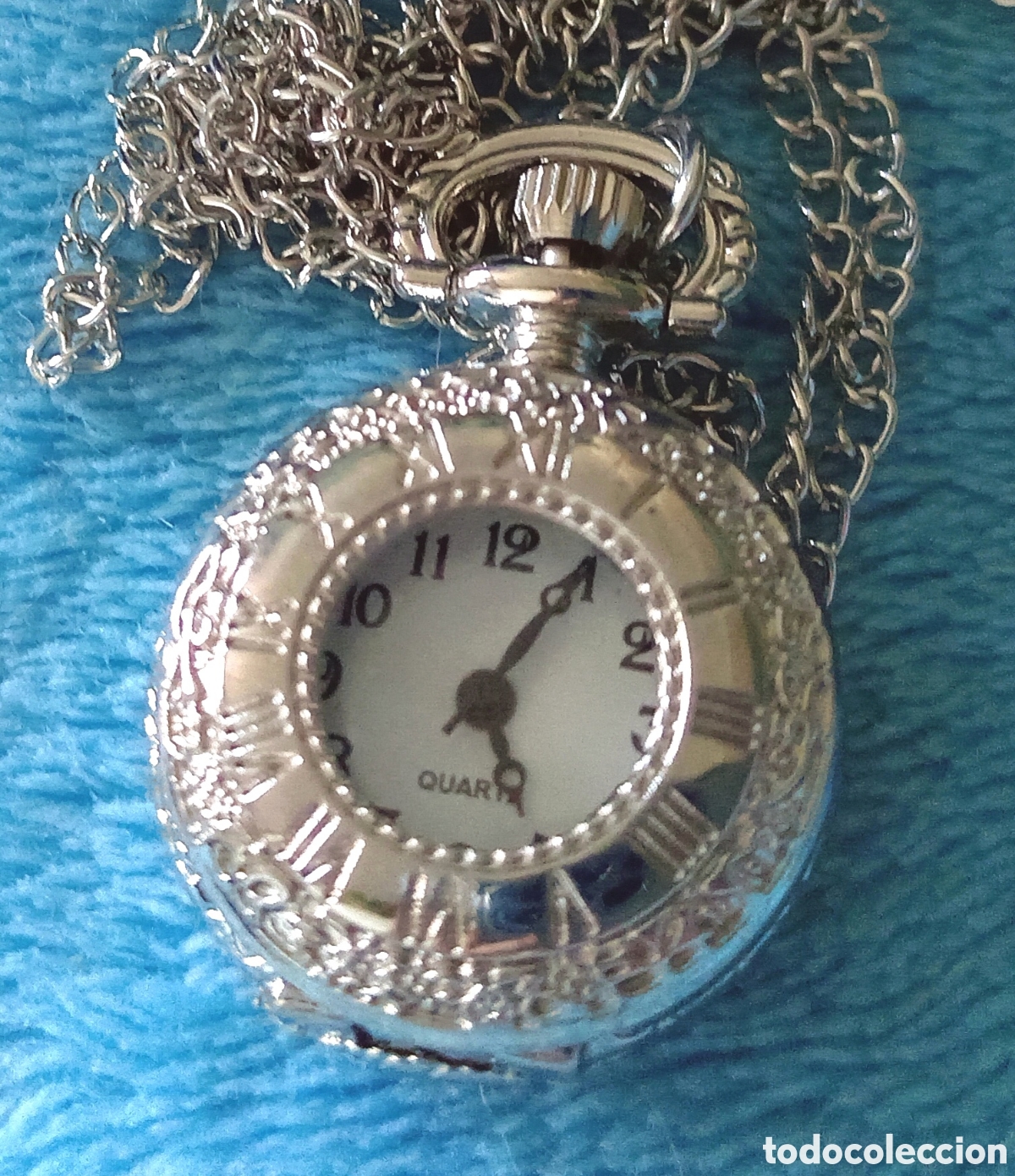 Taschenuhren: Original peque&ntilde;o reloj de bolsillo de carga manual con tapa hueco plateado con filigranas 2,5cm di&aacute;m
