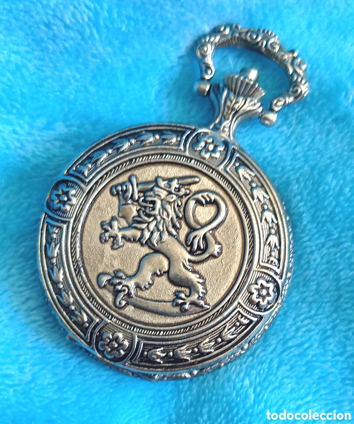Rel&oacute;gios de bolso: Original reloj de bolsillo plateado con tapa decorado con relieves (le&oacute;n, flores, cenefas y filigran