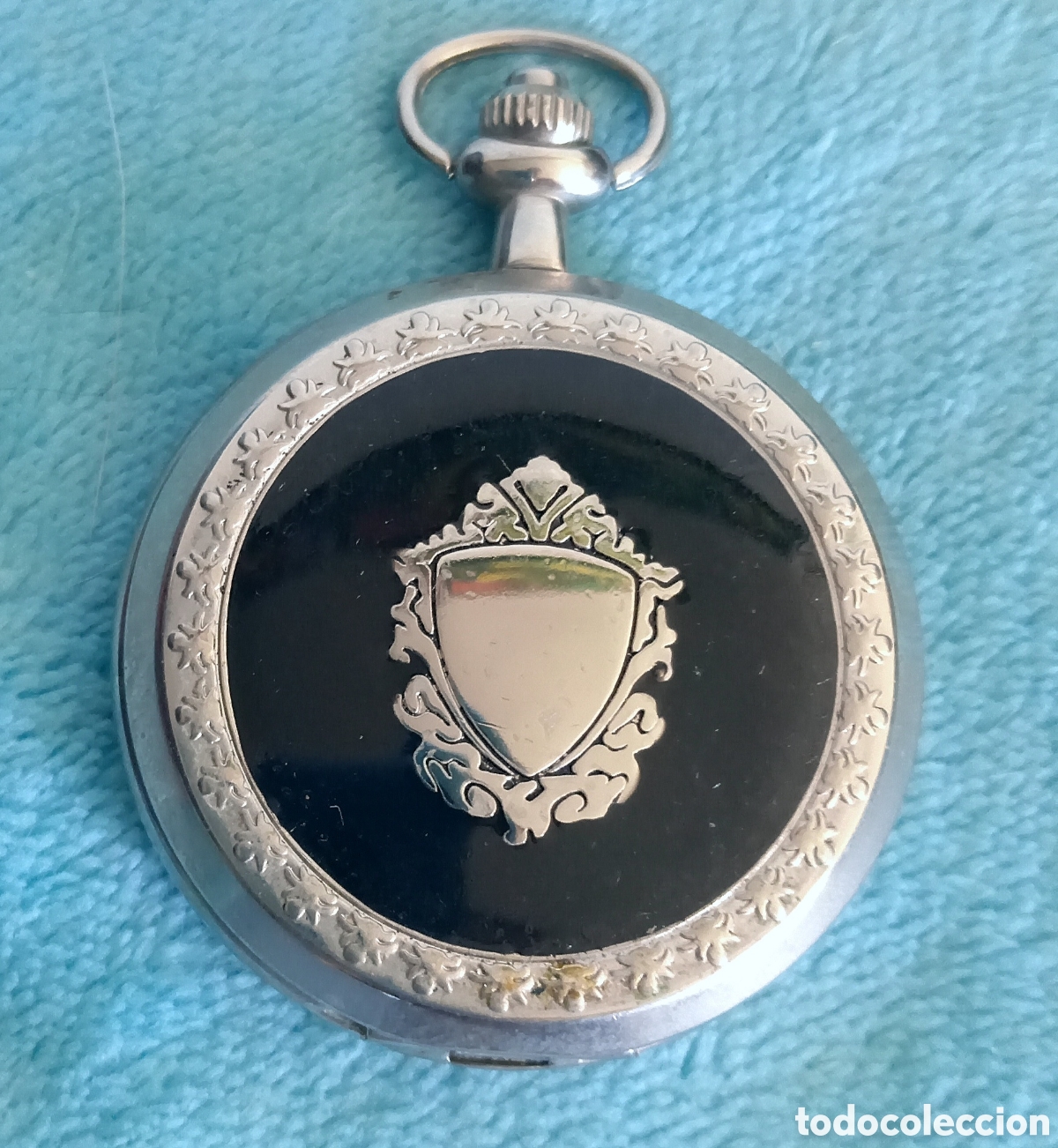 Rel&oacute;gios de bolso: Original reloj de bolsillo de carga manual plateado con escudo y esmaltado en negro 4,5cm di&aacute;m....