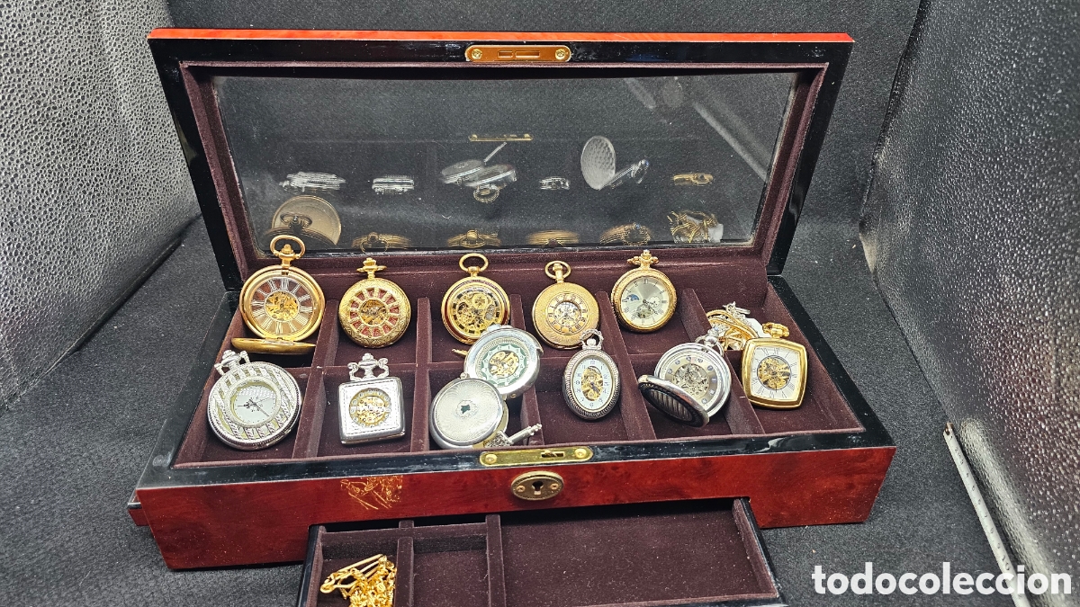 Relojes de bolsillo: Preciosa colecci&oacute;n de relojes de cuerda de bolsillo con expositor de madera de alta calidad