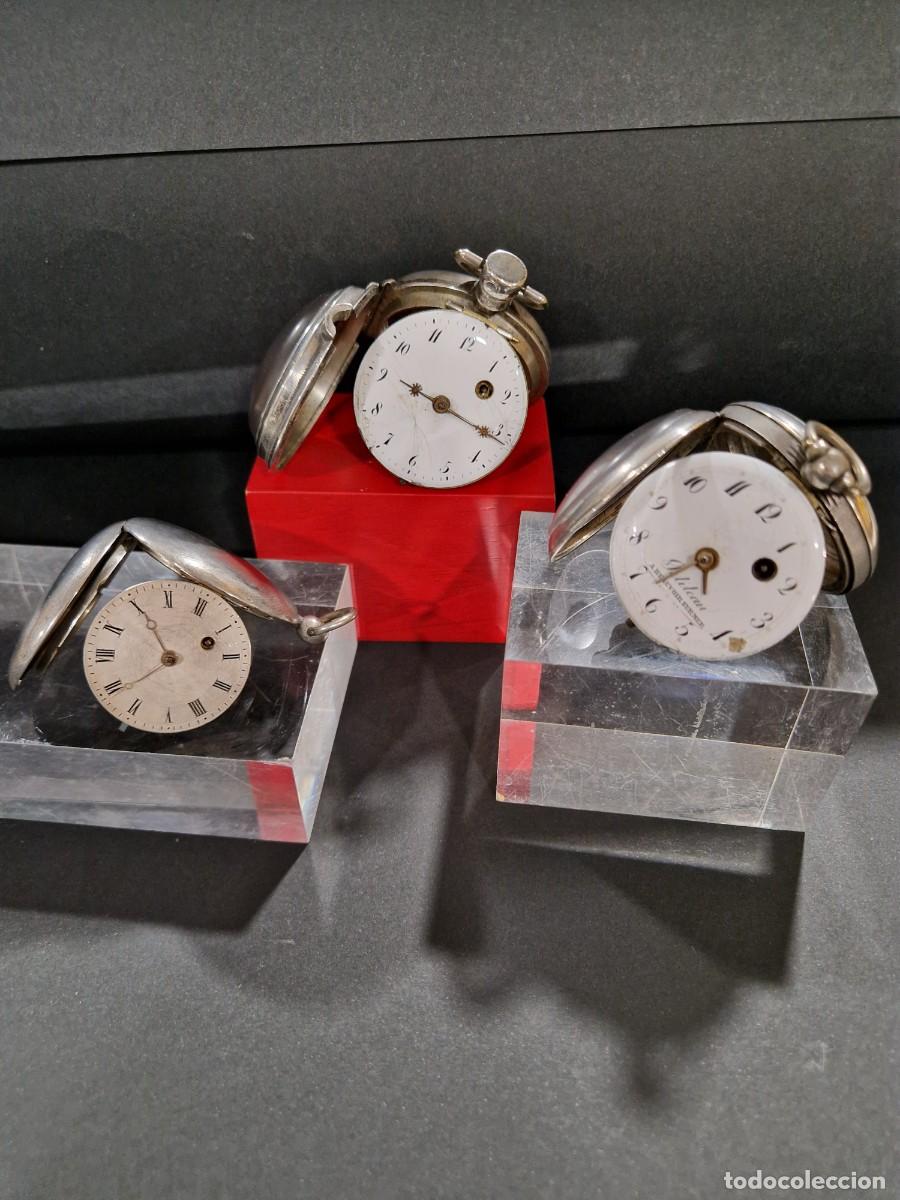 Relojes de bolsillo: Tres relojes en plata. Uno de ellos funciona catalino.